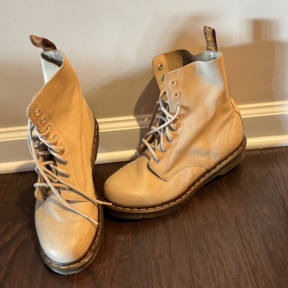 Beige Dr. Marten Pascal